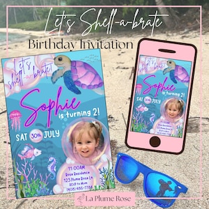 Può includere: Un invito di compleanno per una bambina di nome Sophie che compie due anni. L'invito presenta una scena sottomarina colorata con una tartaruga marina, una medusa e un cavalluccio marino. Il testo "Let's Shell-a-brate" è in cima all'invito, e la data e l'ora della festa sono elencate di seguito. L'invito include anche una foto di Sophie in una bolla.