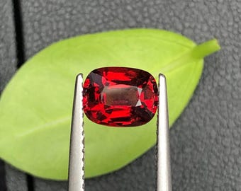 Pedra preciosa espinélio vermelho-alaranjado 1,39 ct lapidação almofada: origem birmanesa, sem tratamento