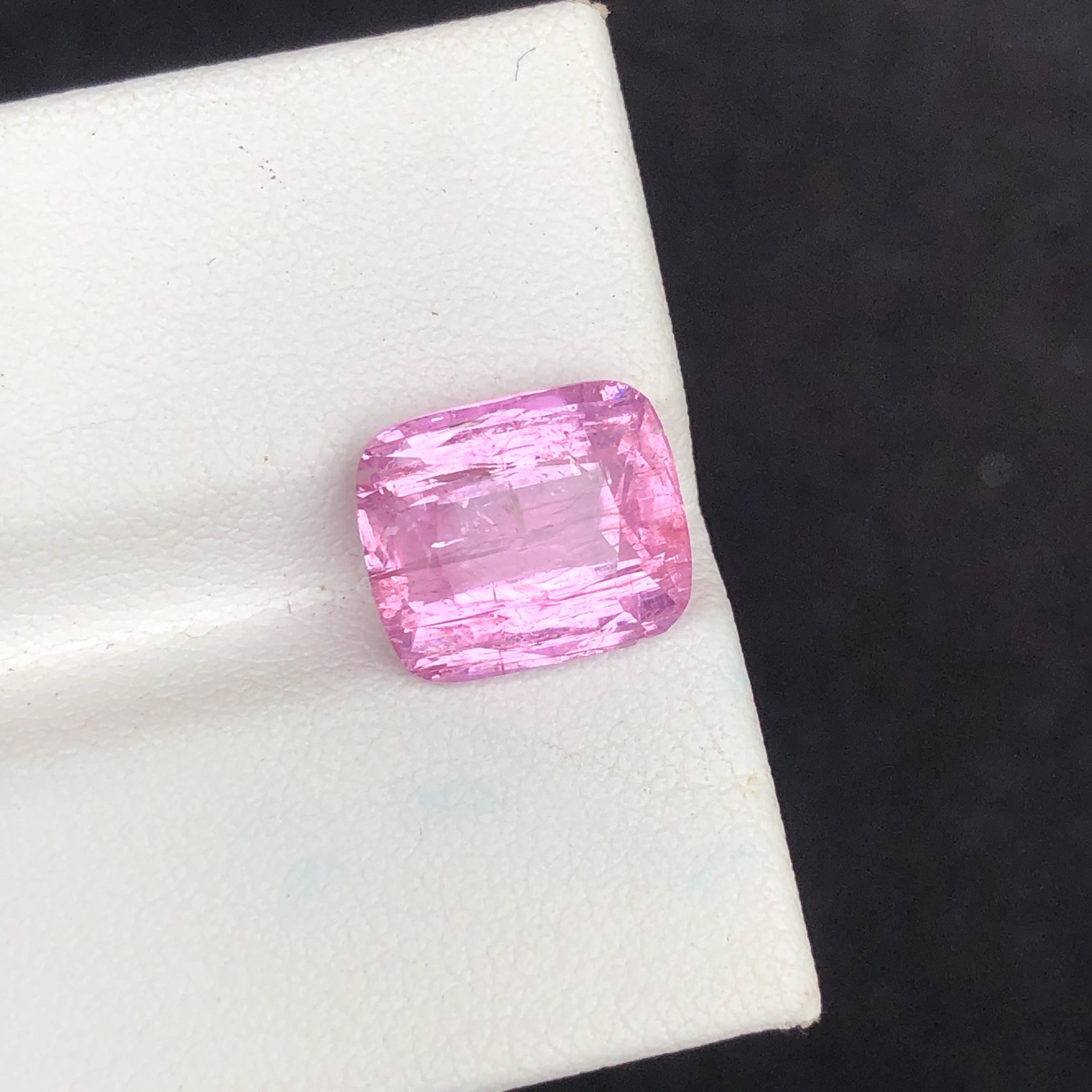 ピンクインペリアルトパーズ宝石：5.75カラットクッションカット