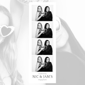 Puede incluir: Cuatro fotos en blanco y negro de dos mujeres en un fotomatón. Cada foto muestra a las mujeres sosteniendo una bebida y sonriendo. El texto "Celebrating NIC & JAM'S Engagement" está en la parte inferior de la tira de fotos.