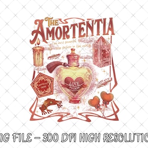Può includere: Un'illustrazione stravagante con una bottiglia di pozione d'amore a forma di cuore con la scritta "LOVE POTION". Il design include una candela, piume, una gabbia e una rana di cioccolato. Le parole "The Amortentia" sono in alto.