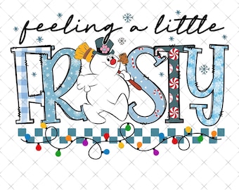 以下が含まれることがあります： 青と白のパターンでfeeling a little FROSTYというテキストが描かれたデジタルグラフィックデザイン。シルクハットとほうきを持った白い雪だるまが中央に立っています。カラフルなクリスマスライトのストリングと雪の結晶がデザインを飾っています。