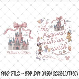 Puede incluir: Un diseño digital con dos ilustraciones temáticas de Disney. Una muestra un castillo rosa con un lazo y el texto "Olivia's Mom". La otra dice "la mamá más feliz del mundo" con Minnie, Daisy y otros elementos de Disney.
