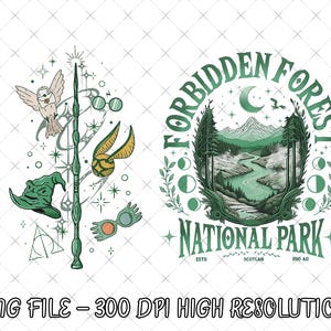 Könnte beinhalten: Eine digitale Grafik mit zwei Designs. Eine Seite zeigt einen Zauberstab, eine Eule, eine Brille, einen Hut, einen Schnatz und andere magische Elemente. Das andere Design lautet "Forbidden Forest National Park" mit einer Landschaftsszene. Der Text "PNG FILE - 300 DPI HIGH RESOLUTION" befindet sich unten.