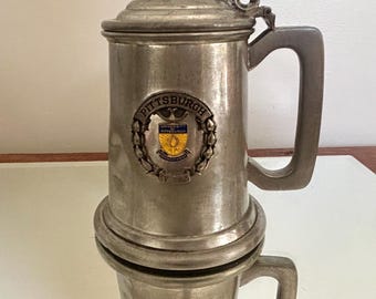 Vintage tinnen bierpul met deksel en embleem voor de University of Pittsburgh