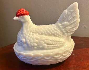Vintage witte melkglas decoratieve schaal kip op een nest