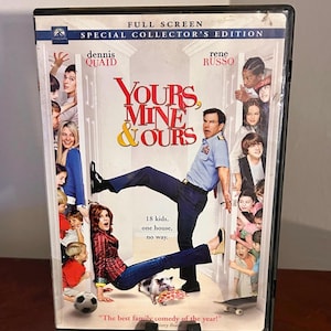 Puede incluir: DVD de la película "Yours, Mine & Ours" con Dennis Quaid y Rene Russo. La portada muestra a los actores y a muchos niños. La caja del DVD es negra y tiene el texto "Full Screen" y "Special Collector's Edition".