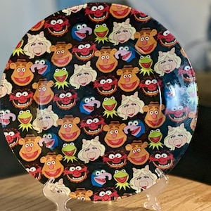 Assiette décorative faite main avec collage de personnages des Muppets – Assiette de présentation amusante et colorée