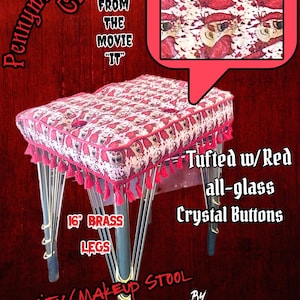 Puede incluir: Taburete de tocador/maquillaje con una parte superior estampada en rojo y blanco con un diseño de payaso. El taburete tiene patas de latón y está copetudo con botones de cristal rojo. El texto dice "Pennywise The Dancing Clown" de la película "IT".