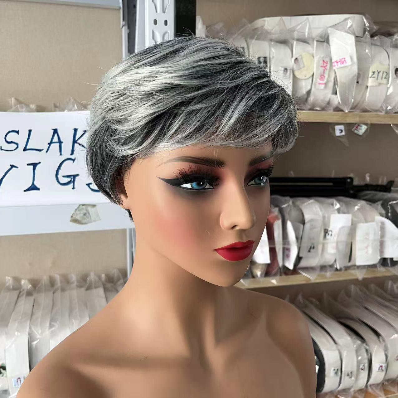 Perruque Synthétique Courte Style Pixie Gris - Avec Frange Et Bonnet Monofilament - Taille Moyenne - Neuf Sans étiquettes