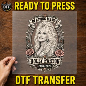 Könnte beinhalten: Ein DTF-Transferbogen mit einem Graustufen-Porträt von Dolly Parton in einem verzierten Rahmen. Das Design enthält den Text IN LOVING MEMORY, DOLLY PARTON und 1946-2026, akzentuiert durch rosa Rosen, Sterne und ein Hufeisen-Motiv.