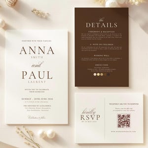 Può includere: Un set di biglietti d'invito per matrimoni dal design minimalista. La carta principale presenta i nomi "Anna e Paul" in un'elegante tipografia. Ulteriori biglietti includono dettagli, informazioni RSVP e un codice QR. La combinazione di colori è bianco e marrone.