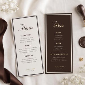 Puede incluir: Dos tarjetas de menú de boda rectangulares con bordes y texto marrón oscuro. Una tarjeta es crema con texto negro que enumera entrantes, platos principales y postres. La otra es marrón oscuro con texto dorado para bebidas de Jenny y Mark.