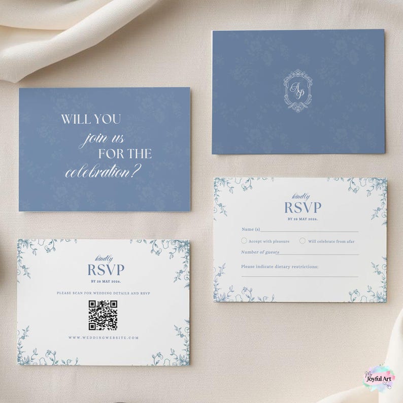 K&ouml;nnte beinhalten: Ein Set blauer Hochzeitseinladungen und RSVP-Karten. Die Einladungen zeigen florale Muster und den Text "Willst du mit uns feiern?" Die RSVP-Karten enthalten einen QR-Code und Platz f&uuml;r G&auml;steinformationen.