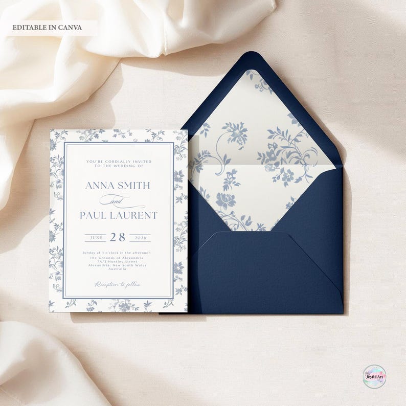 K&ouml;nnte beinhalten: Eine Hochzeitseinladung mit einem marineblauen Umschlag und einer passenden Einladungskarte. Die Karte und das Umschlagfutter haben ein hellblaues Blumendesign. Die Einladung enth&auml;lt die Namen Anna Smith und Paul Laurent sowie das Datum 28. Juni 2026.