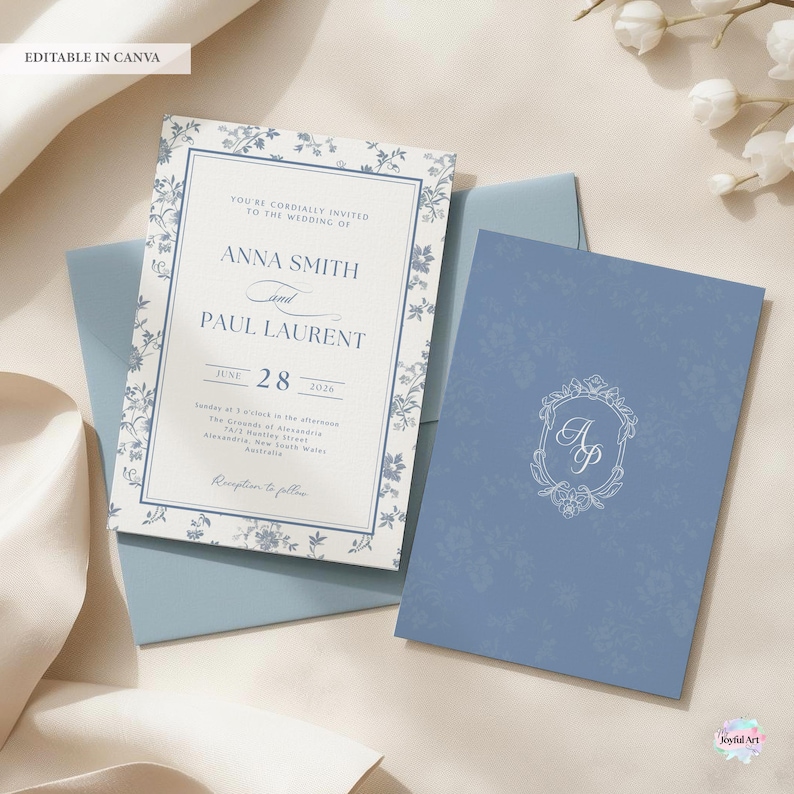 K&ouml;nnte beinhalten: Eine Hochzeitseinladungssuite in Blau und Wei&szlig; mit floralen Details. Die Einladungskarte zeigt die Namen "Anna Smith" und "Paul Laurent" sowie das Datum "28. Juni 2026". Die Suite umfasst auch einen passenden Umschlag und eine Karte mit einem Monogramm.