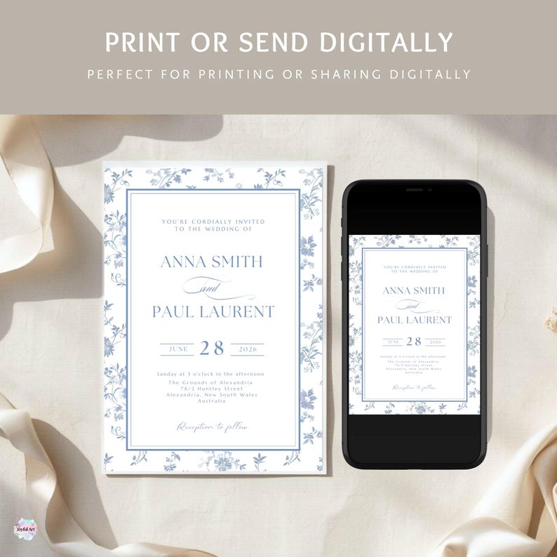 K&ouml;nnte beinhalten: Eine Hochzeitseinladung mit blauem und wei&szlig;em Blumendesign, neben einem Smartphone, das das gleiche Design zeigt. Die Einladung enth&auml;lt die Namen Anna Smith und Paul Laurent sowie das Datum 28. Juni 2020. Der Text lautet 'Print or Send Digitally'.
