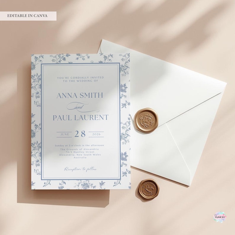 K&ouml;nnte beinhalten: Eine Hochzeitseinladungssuite mit einem blau-wei&szlig;en Blumendesign. Die Einladung enth&auml;lt die Namen Anna Smith und Paul Laurent, das Datum 28. Juni 2028 und Details zur Veranstaltung. Ein wei&szlig;er Umschlag und zwei goldene Wachssiegel sind ebenfalls vorhanden.