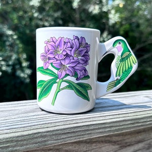 Vintage koffiemok met handvat kolibrie: paarse bloem keramiek