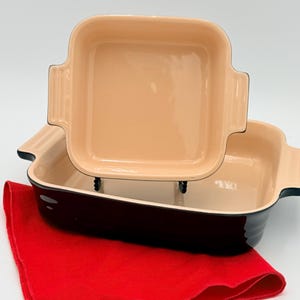 Set di teglie da forno in gres Le Creuset, quadrate da 6" e 8,5", in ceramica nera e crema, adatte sia al forno che alla tavola.