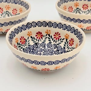 Pools aardewerk bloemenkom, vintage 6,5" handgeschilderd bloemenpatroon – felle kleuren – afzonderlijk verkocht