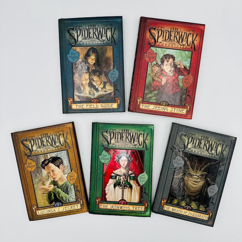 Puede incluir: Se muestran cinco libros de tapa dura de la serie "The Spiderwick Chronicles". Los libros tienen cubiertas coloridas con ilustraciones y t&iacute;tulos como "The Field Guide" y "The Seeing Stone". El nombre de la serie est&aacute; en la parte superior de cada libro.