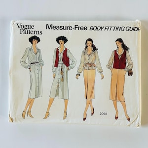 Può includere: Busta di cartamodello Vogue Patterns vintage. La copertina presenta illustrazioni di donne in abiti e completi. Il testo recita "Measure-Free Body Fitting Guide" e "2098".