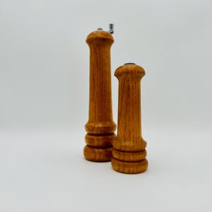 Vintage Olde Thompson Wood Salt Shaker & Tall Pepper Grinder – Classic Kitchen Decor