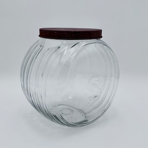 Antikes Hoosier Glas mit Zinndeckel - Verkäufer &quot;S&quot; - Gerippter runder Kanister - Küchenlagerung der 20er Jahre - Bauernhaus Pantry Dekor.&quot;
