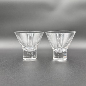 Peut inclure: Deux verres &agrave; martini en verre transparent avec un bord &eacute;vas&eacute; et un pied &eacute;pais. Le pied de chaque verre porte l'inscription "Tequila".