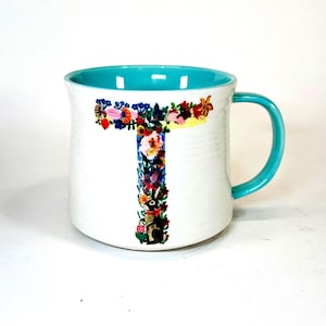 Taza vintage de Anthropologie – Taza floral con inicial "T" de Nathalie Lété – Interior turquesa y diseño de pájaro