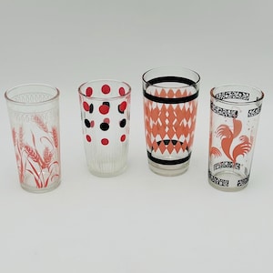 Könnte beinhalten: Vier Vintage-Trinkgläser mit verschiedenen Designs. Ein Glas hat rote Weizenähren, ein anderes rote und schwarze Punkte, ein drittes ein orangefarbenes Rautenmuster und das letzte ein Hahn-Design.