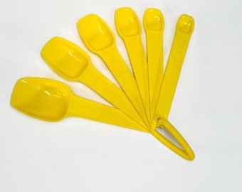 Tupperware Measuring Spoon Set of 6 Yellow Plastic with Ring Holder to snap on and off