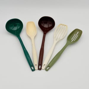Utensilio de cocina de nailon Foley vintage: cuchara o cucharón de cocina retro de los años 70