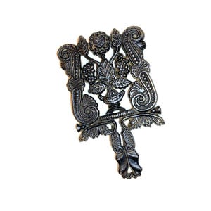 Vintage Black Cast Iron Trivet – Grapes & Scrolls Urn Design | Rustic Farmhouse or Cottage Kitchen Decor, Wall Hanging or Hot Plate