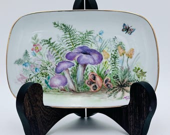 Plato decorativo vintage con forma de seta, estilo cottagecore, de porcelana con diseño de bosque y helechos.
