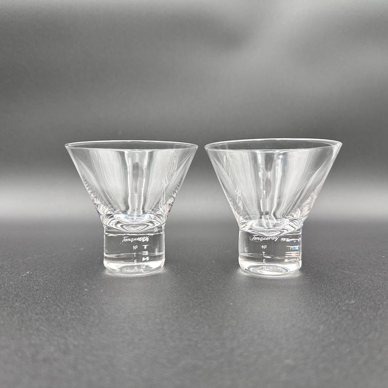 Peut inclure: Deux verres &agrave; martini en verre transparent avec un bord &eacute;vas&eacute; et un pied &eacute;pais. Le pied de chaque verre porte l'inscription "Tequila".