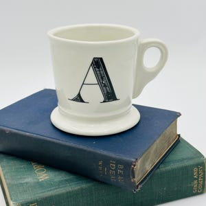 Caneca Anthropologie – Monograma Letra A – Estilo retrô para barbear – Xícara de café com inicial de 14 oz – Branco e preto