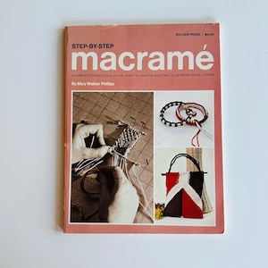 以下が含まれることがあります： メアリー・ウォーカー・フィリップス著の「macramé」というタイトルのヴィンテージ本。表紙はサーモン色で、タイトルは大きな白い文字で書かれています。この本には、ブレスレットやハンドバッグなど、マクラメのプロジェクトに関するステップバイステップの説明とイラストが掲載されています。