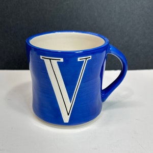 Caneca vintage com monograma V da Anthropologie – copo inicial de 12 oz pintado à mão – letra azul royal branca – caneca colecionável para café e chá
