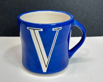 Taza vintage con monograma de Anthropologie: taza de café azul rey con la letra V