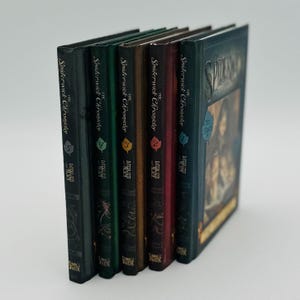 Puede incluir: Una colecci&oacute;n de seis libros de tapa dura titulados "The Spiderwick Chronicles" de Tony DiTerlizzi. Las lomos son de varios colores, incluyendo verde, marr&oacute;n y rojo, con letras doradas. Los libros est&aacute;n dispuestos verticalmente.