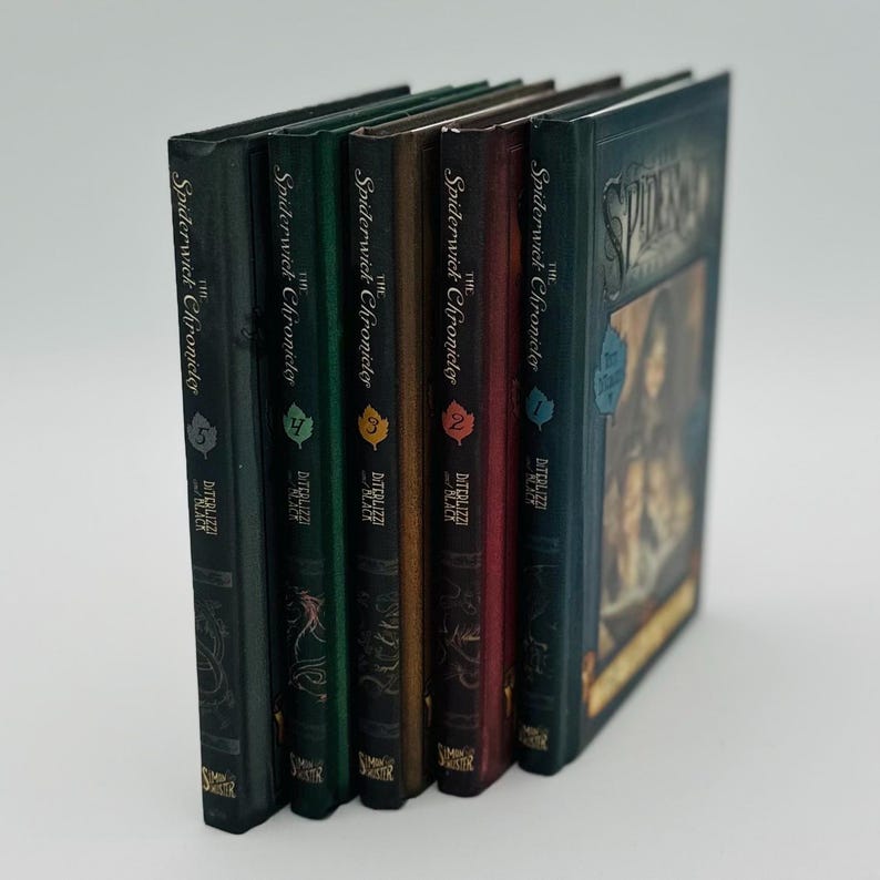 Puede incluir: Una colecci&oacute;n de seis libros de tapa dura titulados "The Spiderwick Chronicles" de Tony DiTerlizzi. Las lomos son de varios colores, incluyendo verde, marr&oacute;n y rojo, con letras doradas. Los libros est&aacute;n dispuestos verticalmente.