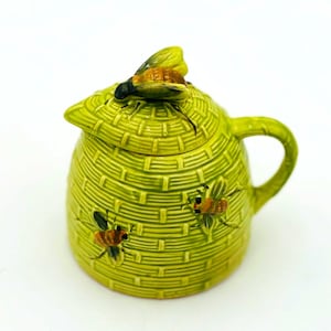 Vintage groene keramische honingpot – op de tuin geïnspireerde bijenkorfkan met 3D-bijen en kurken deksel - Kitscherige Cottagecore Kitchen Decor