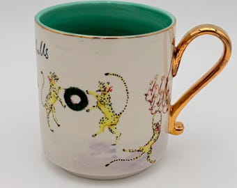 Anthropologie Tis the Season-mok – luipaardkerstbeker van Susannah Garrod