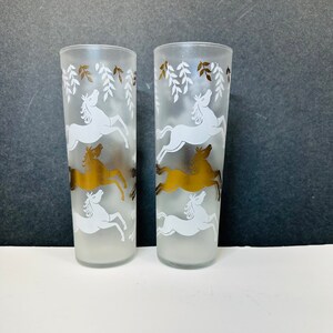 Set mit 2 Mid-Century Libbey Cavalcade Tom Collin Gläsern - Gefrostete Weiß- & Goldgaloppierende Pferde | MCM Bar Zubehör