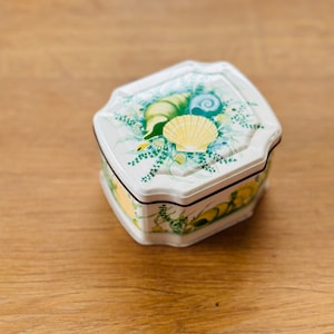 Vintage Seashell Tin Box – Made in England – Pastel Shell & Seaweed Design – Hinged Lid Storage Tin – Coastal Beach Cottage Decor