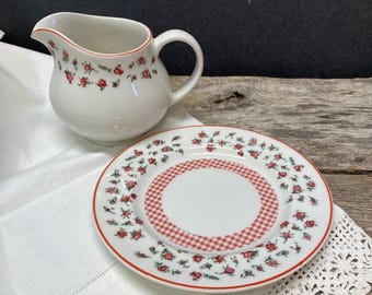 Ensemble pot à crème et assiettes Old Mill Floral Wedgwood, Angleterre, Polo Ralph Lauren - Roses rouges cottagecore, Chine anglaise (années 1990, discontinué)