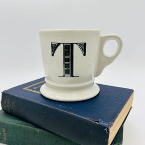 Taza Anthropologie – Monograma Letra T – Taza de afeitar estilo retro – Taza de café con inicial de 14 oz – Blanco y negro
