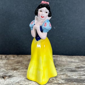 Vintage Disney Snow White Figurine – 1960s Porcelain Princess – Japan Stamp – Classic Movie Collectible – 5.5&quot; Tall